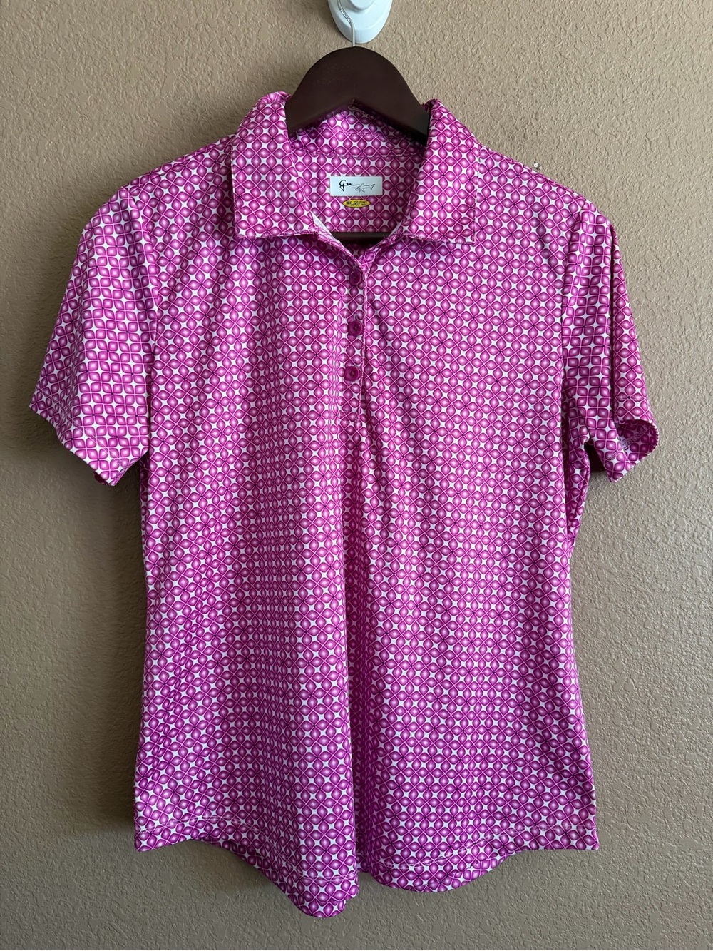 Greg Norman Collection Womenโs Short Sleeve Golf Polo Pink Geometric Size Small
